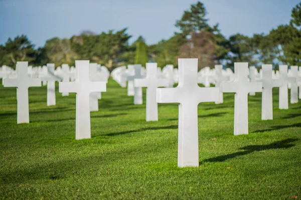 Wit kruist op kerkhof met schaduw — Stockfoto