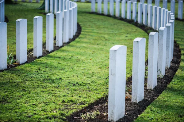 Επιτύμβιες στήλες στο Βρετανικό Νεκροταφείο στη Νορμανδία, Γαλλία — Φωτογραφία Αρχείου