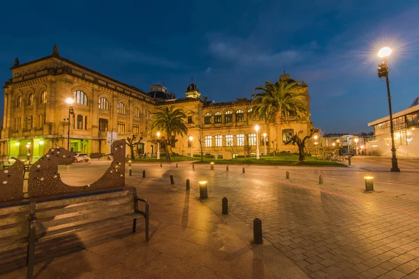 Verlichte stadhuis in San Sebastian in schemerlicht — Stockfoto