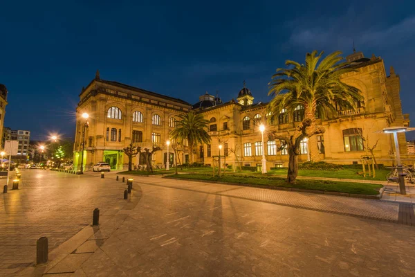 Ayuntamiento iluminado de San Sebastián al atardecer —  Fotos de Stock