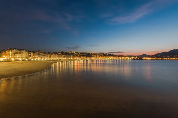 Paysage urbain éclairé de San Sebastian, Espagne — Photo