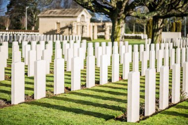 Normandy, Fransa için İngiliz savaş mezarlığındaki mezar taşları