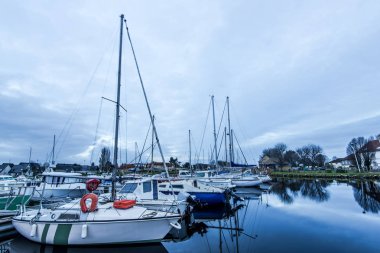 Carentan tarihi şehir Fransa alacakaranlıkta Limanı iskele