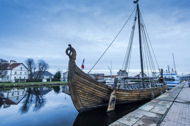 Carentan quay, Fransa eski ahşap tarihi gemisiyle