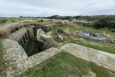  Alman sığınaklar güneşte sur Mer. Normandy, Fransa