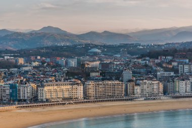 San Sebastian beach, şehir içinde geçmiş bir dmountains
