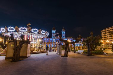 San Sebastian alacakaranlıkta ışıklı şehir salonunda 