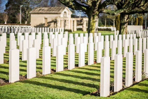 Náhrobky v britské Válečný hřbitov v regionu Normandie, Francie — Stock fotografie