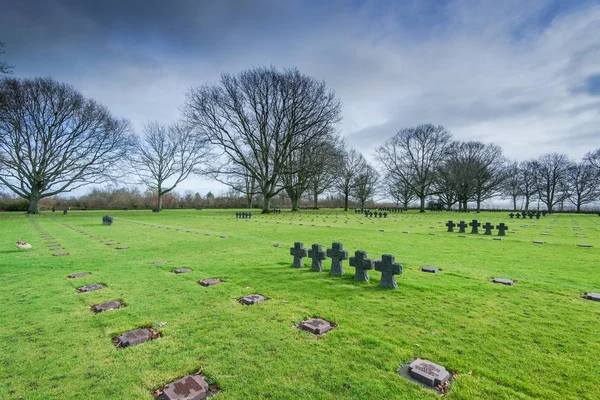 Duitse militaire begraafplaats in la cambe, Normandië, Frankrijk. — Stockfoto