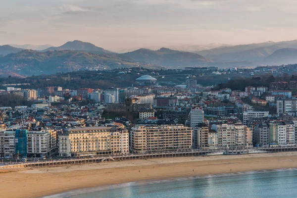 San Sebastian beach, şehir içinde geçmiş bir dmountains