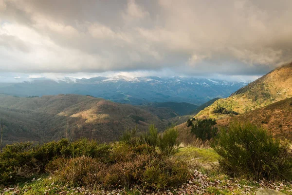 Vista montanha de Azpirotz em Navarra, Espanha — Fotografia de Stock