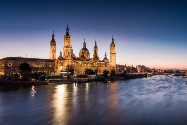 Basilica de Nuestra Senora del Pilar ve Ebor Nehri akşam, Zaragoza, Aragon, İspanya