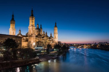 Basilica de Nuestra Senora del Pilar ve Ebor Nehri akşam, Zaragoza, Aragon, İspanya