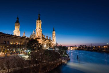 Basilica de Nuestra Senora del Pilar ve Ebor Nehri akşam, Zaragoza, Aragon, İspanya