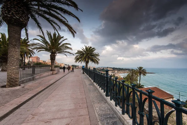 Μεσογειακή Περπατήστε στον παραλιακό πεζόδρομο της Ταραγόνα, Ισπανία. — Φωτογραφία Αρχείου