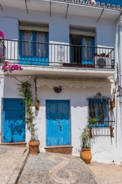 Frigiliana beyaz köyünün tarihi şirin dar sokakları.