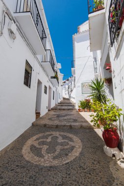 Frigiliana beyaz köyünün tarihi şirin dar sokakları.