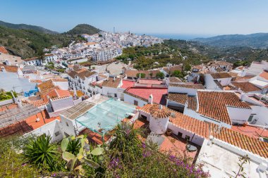 Frigiliana beyaz köy, İspanya üzerinden panoramik görünüm