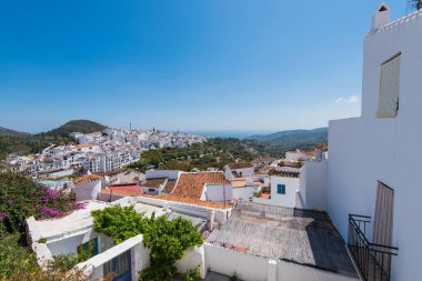 Frigiliana yakınındaki Nerja, S ünlü beyaz Köyü üzerinden panoramik görünüm