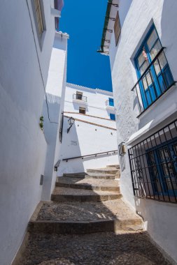 Frigiliana beyaz köyünün tarihi şirin dar sokakları.