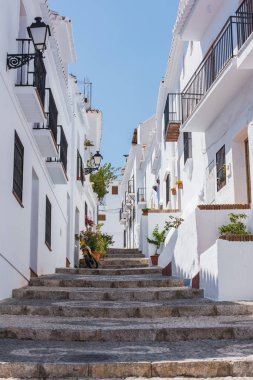 Frigiliana beyaz köyünün tarihi şirin dar sokakları.