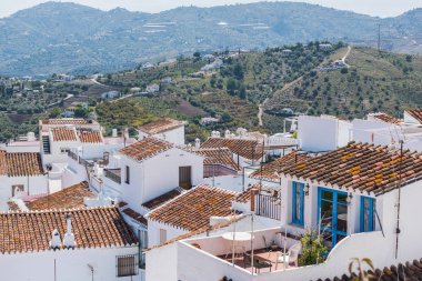 Frigiliana yakınındaki Nerja, S ünlü beyaz Köyü üzerinden panoramik görünüm