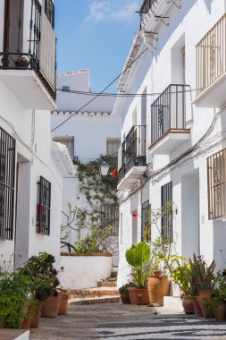 Frigiliana beyaz köyünün tarihi şirin dar sokakları.