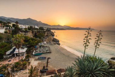 Nerja'da, Endülüs, İspanya plaj üzerinde güzel gündoğumu