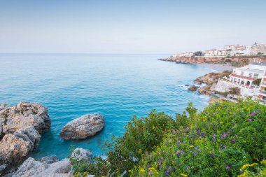 Nerja'da, Endülüs, İspanya plaj üzerinde güzel gündoğumu
