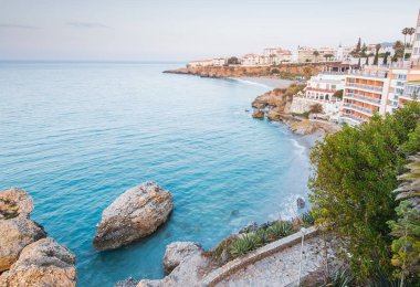 Nerja'da, Endülüs, İspanya plaj üzerinde güzel gündoğumu