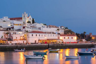 Ferragudo Köyü yansıma Bay, Portekiz