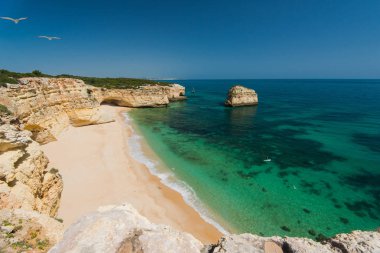 Cristal ile güzel Algarve Sahil temiz su, Portekiz.