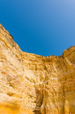 Portekiz Algarve sahilinde güzel kaya oluşumu