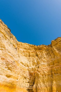 Portekiz Algarve sahilinde güzel kaya oluşumu