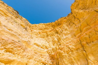Portekiz Algarve sahilinde güzel kaya oluşumu