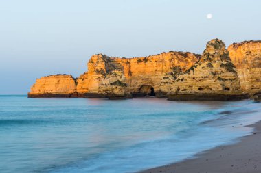Yavaş hareket bulanıklığı Algarve kıyısında ve kayalıklarla, Portekiz