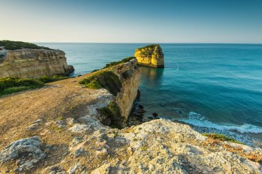 Portekiz Algarve sahilinde güzel kaya oluşumu