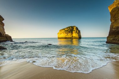 Sandy beach ve kayalıklarla Algarve Atlantic Coast, Portekiz