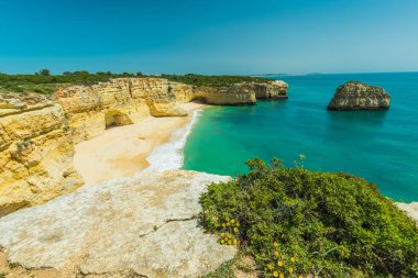 Güzel pastoral kumlu plajı ve turkuaz su Algarve, Por