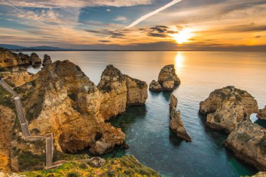 Ponta da Piedade, Algarve, Portekiz 'de güzel bir gün doğumu