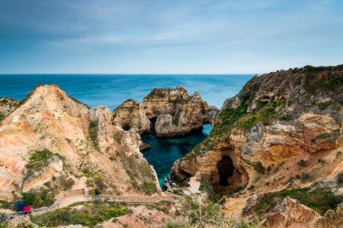 Ponta da Piedade Lagos, Algarve, Portekiz 'de doğal bir dönüm noktası