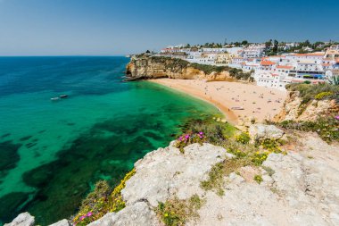 Carvoeiro balıkçı köyü, Portekiz üzerinden panoramik görünüm
