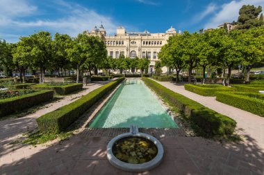 Çeşme ve park ile Malaga Belediye Binası.