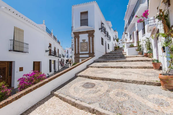 Encantadoras calles históricas estrechas del pueblo blanco Frigiliana . — Foto de Stock