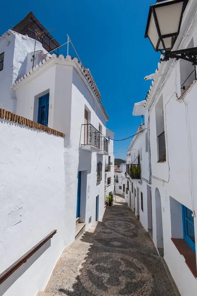 Encantadoras calles históricas estrechas del pueblo blanco Frigiliana . — Foto de Stock