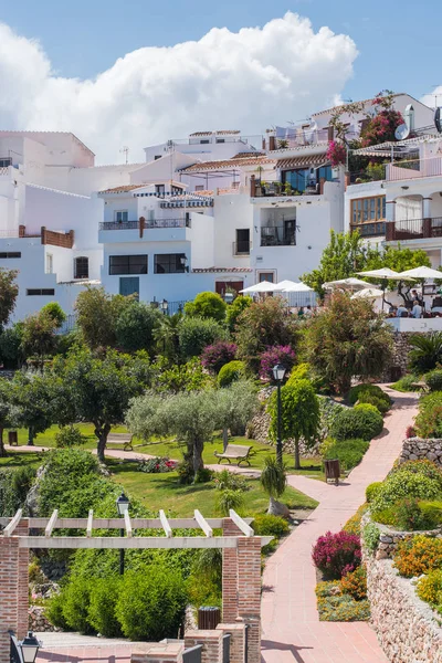 Bellissimi giardini nel villaggio bianco Frigiliana vicino a Nerja, Spagna — Foto Stock