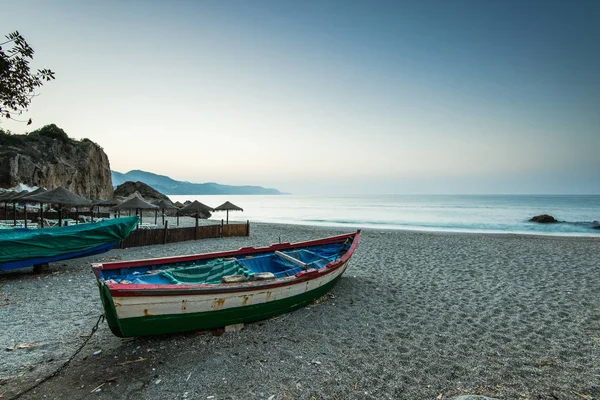 Vecchia barca da pesca sulla spiaggia di Nerja, Spagna — Foto Stock