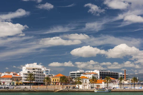 Portimao porto e horizonte cityscape, Portugal . — Fotografia de Stock