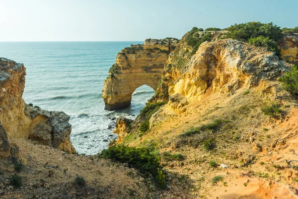 Красивые скалы на побережье Алгарве в Португалии — стоковое фото