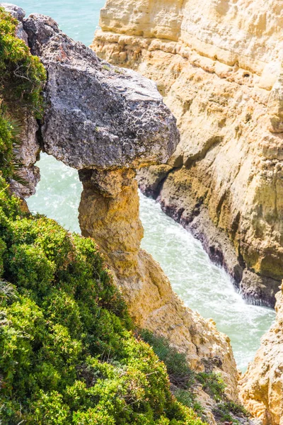 ポルトガルのアルガルヴェ地方 clifs 上の岩 — ストック写真